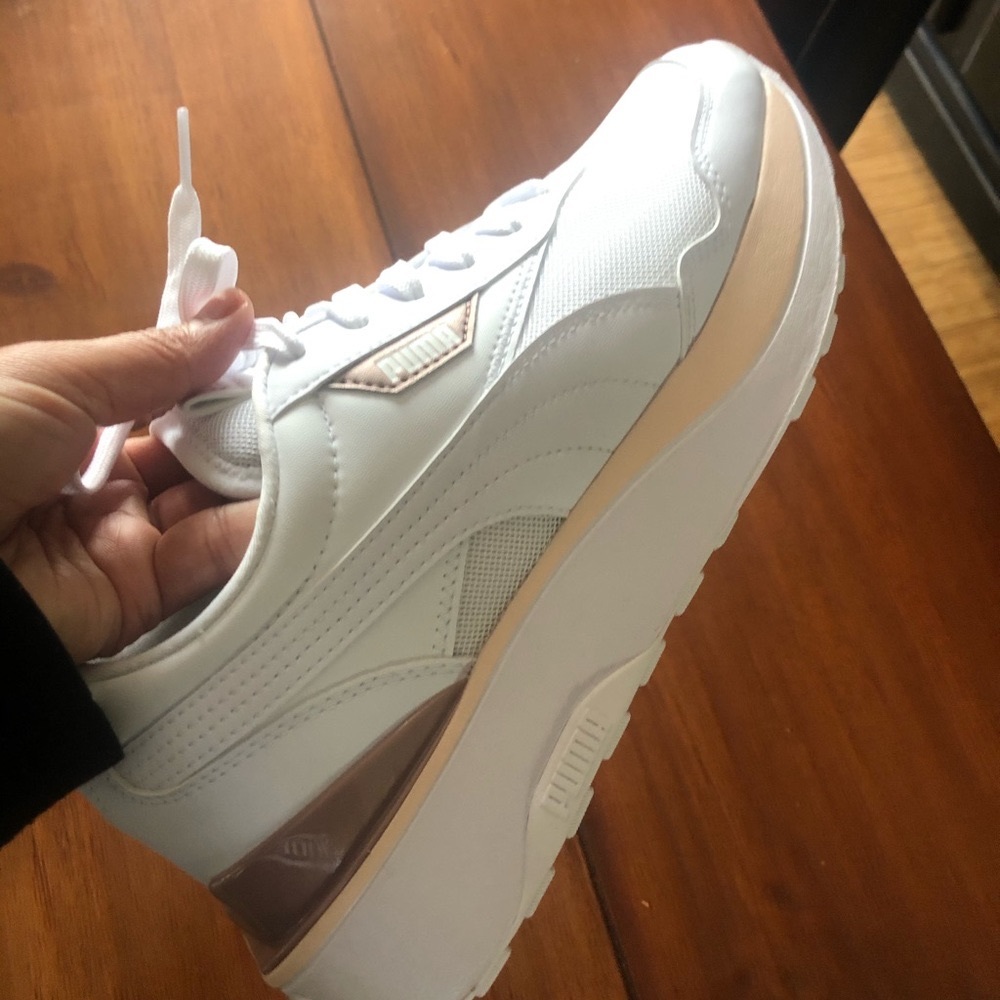 Puma sneakers (39- fit best 8.5) - Picture 4 of 6